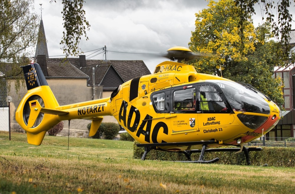 Rescue helicopter "Christoph 23" starts with a critical patient towards the hospital. Christoph 23 is stationed at the Bundeswehr Central Hospital in Koblenz and is operated by the Bundeswehr and the ADAC air rescue.