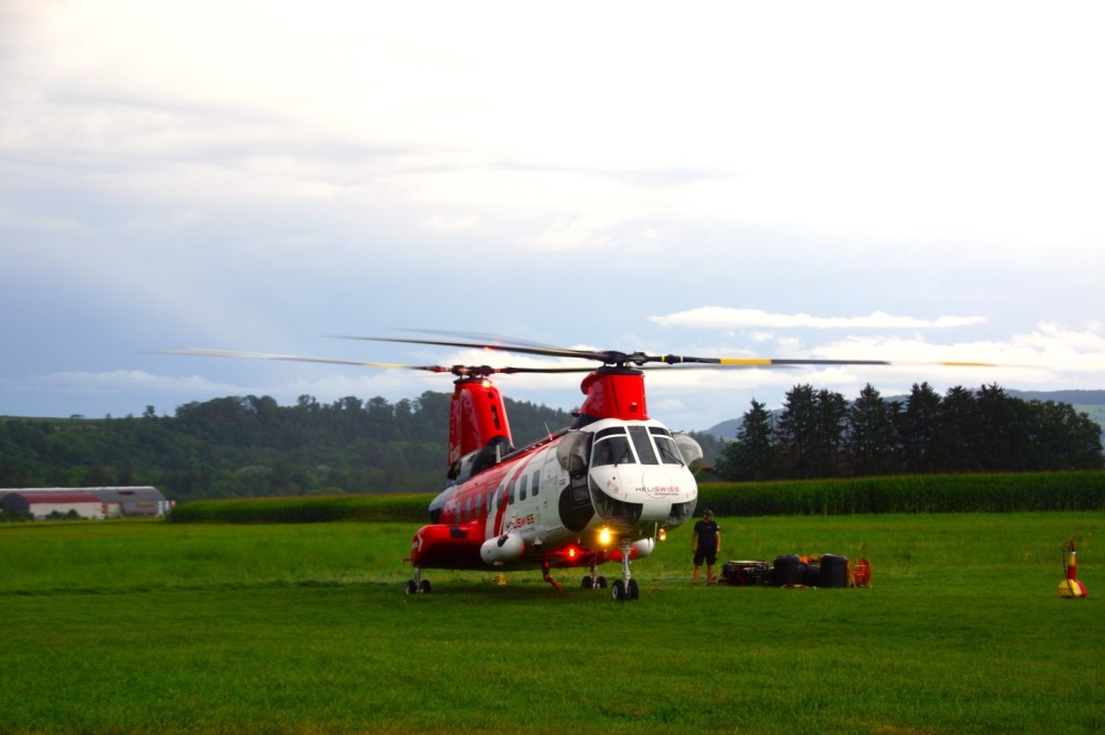 Heliswiss International AG Kawasaki-Vertol KV-107 II N185CH 7.8.2024
Start in Bern-Belp Airfield for a Spezial-transport Mission in the Citiy of Bern
nice Helicopter in the European.