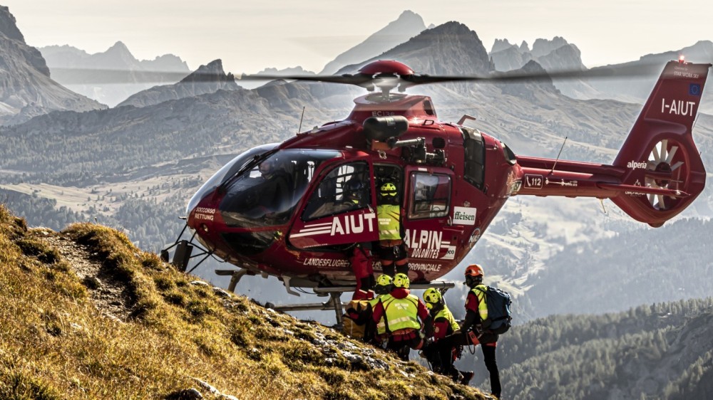 Autumn in the dolomites
Hovering with Aiut Alpin Dolomites
Rescue operations with Mountain Rescue CNSAS
 Hovering con Aiut Alpin Dolomites
Operazione di recupero con Soccorso Alpino Cnsas