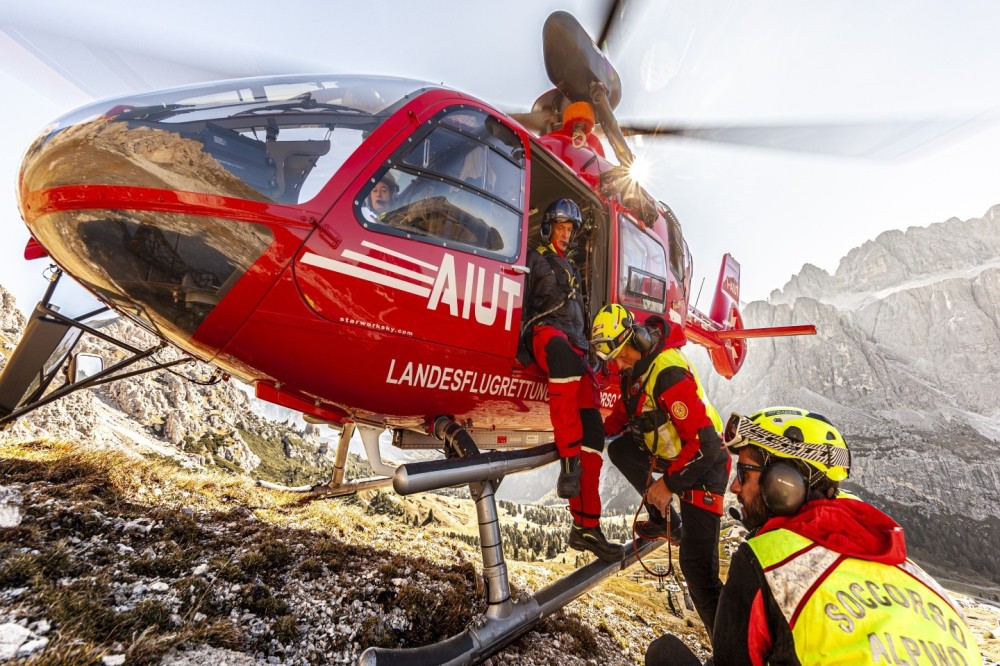 Aiut Alpin Dolomites hovering in the dolomites with mountain rescue Alta Badia 
Action in the dolomites 
Helimountainrescueteam

Aiut Alpin Dolomites
hovering recupero ferito insiema al soccorso alpino Alta Badia