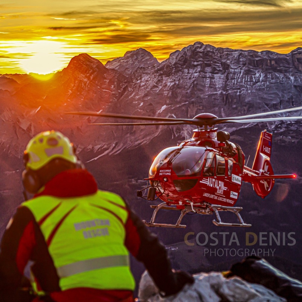 Aiut Alpin Dolomites sunrise rescue in the dolomites with mountain rescue Alta Badia 
Action in the dolomites 
Helimountainrescueteam

Aiut Alpin Dolomites
hovering recupero ferito insiema al soccorso alpino Alta Badia