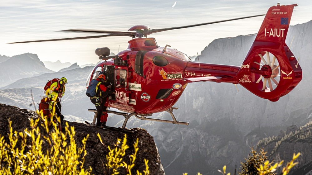 Aiut Alpin Dolomites sunrise rescue in the dolomites with mountain rescue Alta Badia 
Action in the dolomites 
Helimountainrescueteam

Aiut Alpin Dolomites
hovering recupero ferito insiema al soccorso alpino Alta Badia