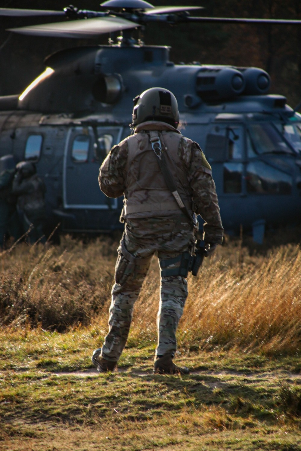 Pilot is waiting for his Cougar to be refueled at the FARP.
It was a early and cold but sunny morning last 19November with with the sun straight into the camera, but the pictures worked out really good!