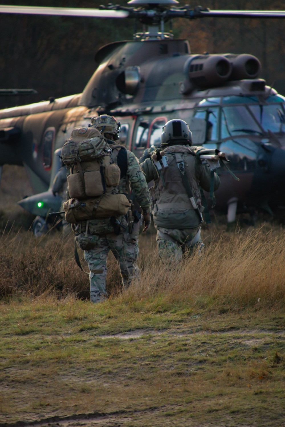 The pilot and a soldier (SOF) return to the just refueled Cougar on a FARP witch was located on Galderse Heide near Breda, NL. This was part of a 2 weeks counter terror excersise.