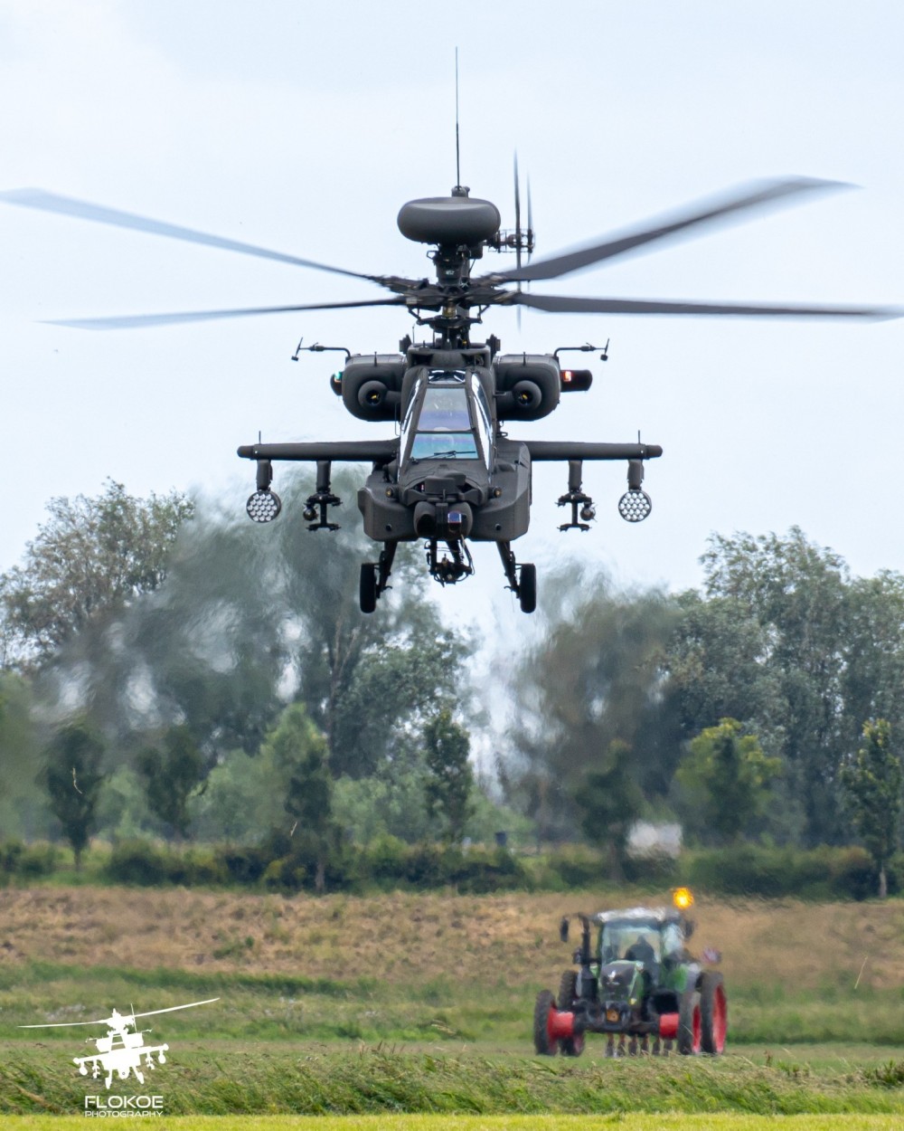 Here you see a new Dutch AH-64E Apache helicopter flying in a typical Dutch landscape. This attack helicopter used the tractor as a target for its exercise. That was nice to see and to capture it in a photo