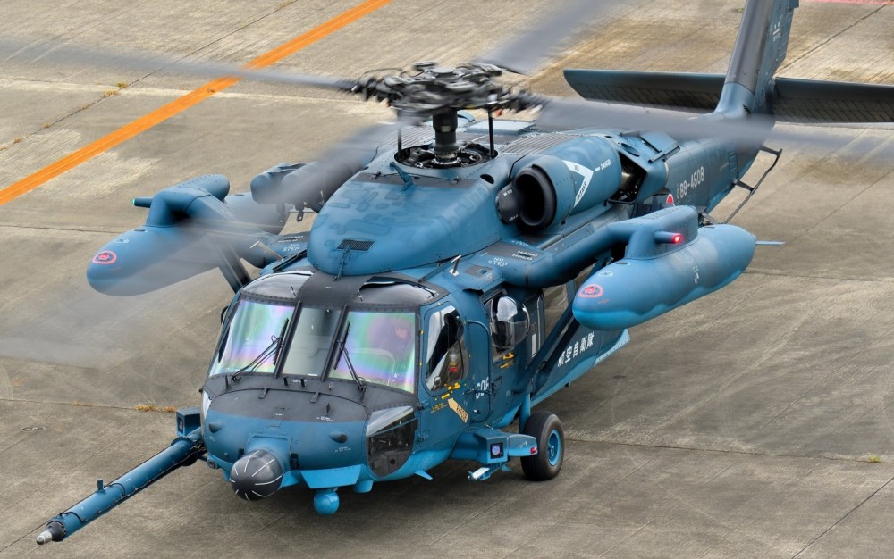 UH-60J Blackhawk of JASDF is preparing to take off at Komaki Airport. 
UH-60J,the highly modified japanese blackhawk, is specialized to SAR mission.