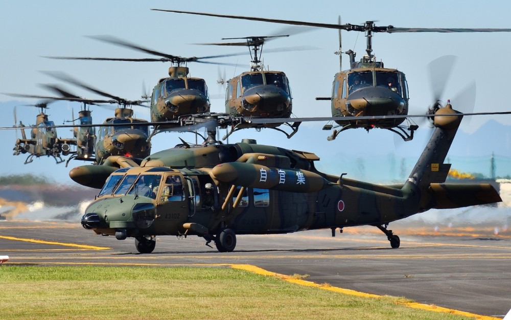 The combined ceremony formation consist of multiple JGSDF helos are lined-up.
From the top, UH-60JA, UH-1J, UH-2(Military ver. of Subaru Bell 412EPX) and AH-1S.