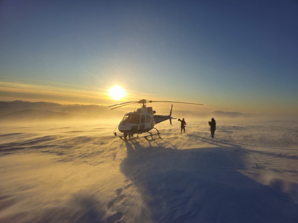 Minus 16°C with out wind chilling on top of Þórisglacier.
So fun even though we only lasted for 10 minutes outside.
Mylifeasahelicopterpilot with his customers in sightseeing tours.