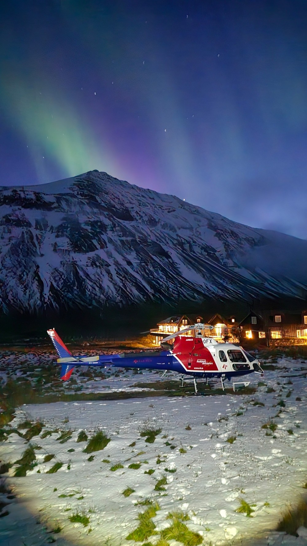 Wow, we arrived just in time to catch the northern lights tonight! They were so strong and absolutely breathtaking, but unfortunately, the clouds rolled in after a few minutes. Still, I managed to snap some cool shots on my Samsung phone!