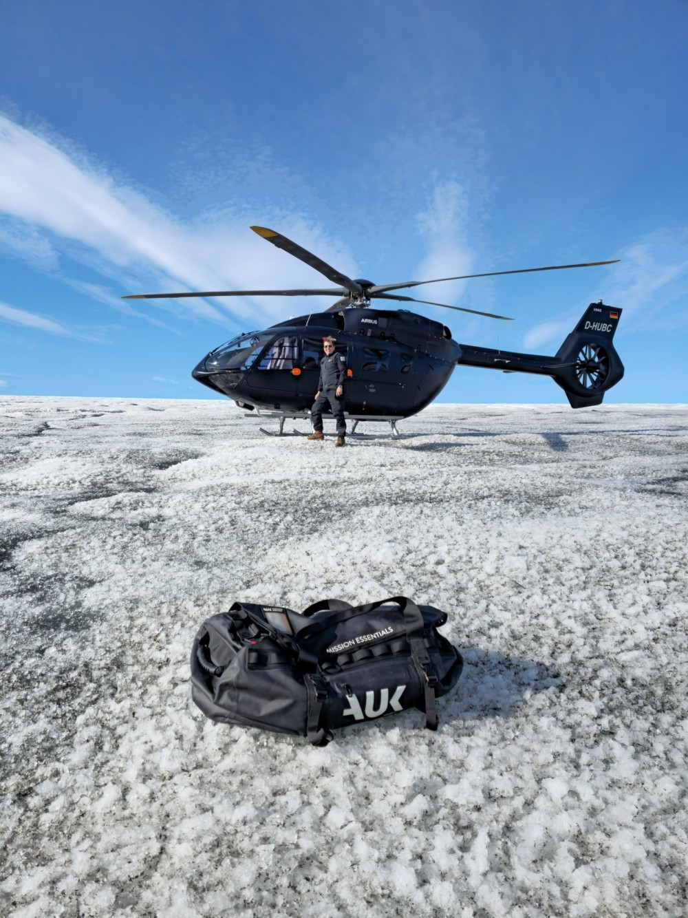 Waiting for my pax, they are doing snowmobiling. Great time last summer when I was copilot on this beautiful H145 for few days project in Iceland.
This Langjökull glacier in a fantastic weather.