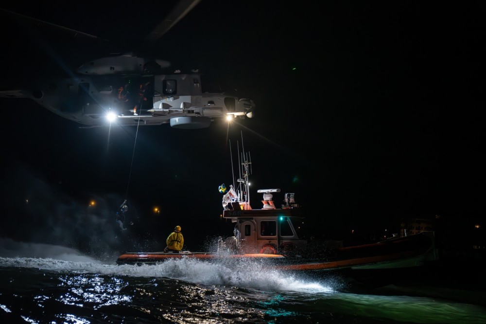 Belgian Air Force 40th Squadron Search & Rescue NH90
night ops
hoist training with SAR Vessel Brandaris @ north sea