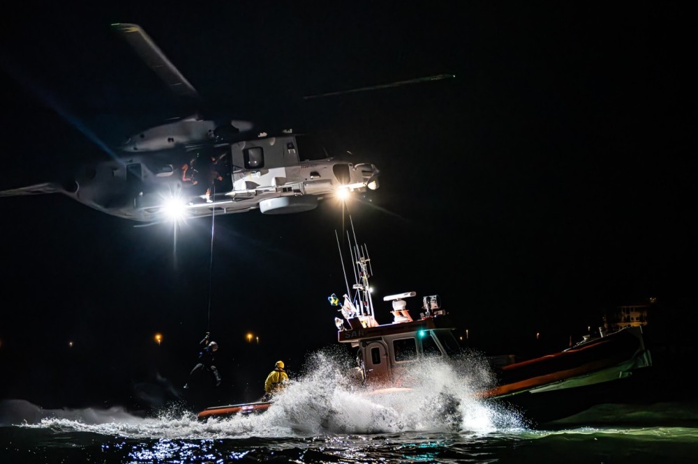 Belgian Air Force 40th Squadron Search & Rescue NH90
night ops
hoist training with SAR Vessel Brandaris @ north sea