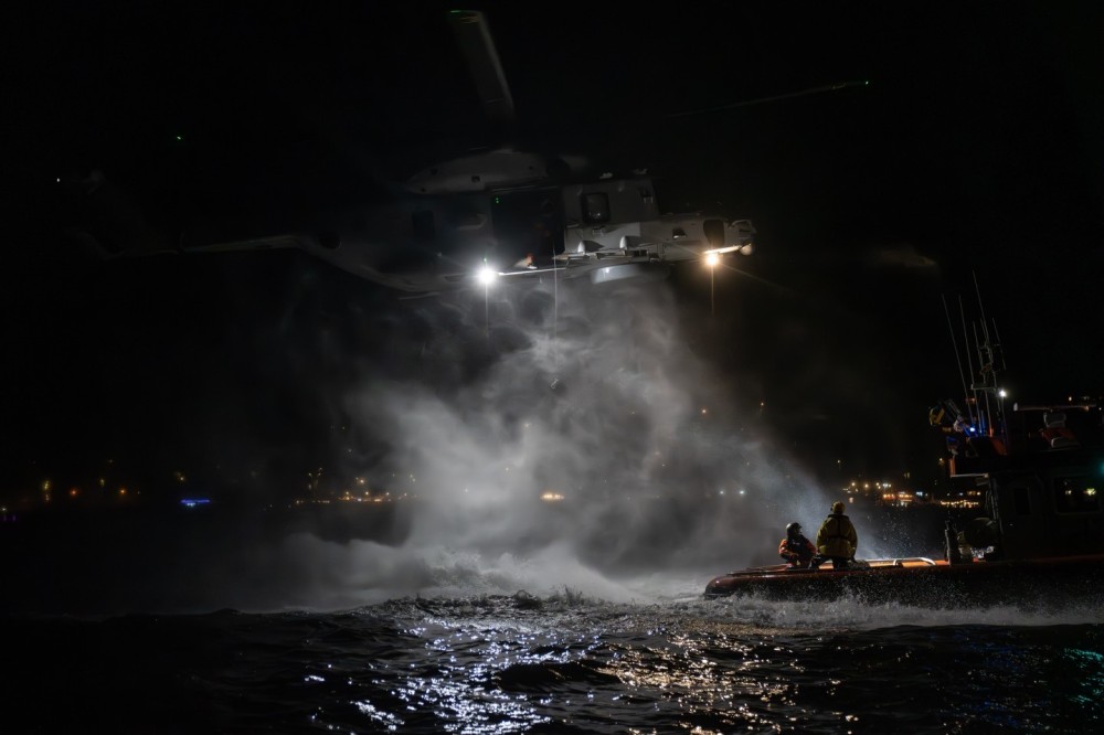 Belgian Air Force 40th Squadron Search & Rescue NH90
night ops
hoist training with SAR Vessel Brandaris @ north sea