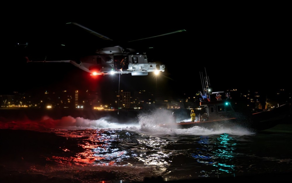 Belgian Air Force 40th Squadron Search & Rescue NH90
night ops
hoist training with SAR Vessel Brandaris @ north sea