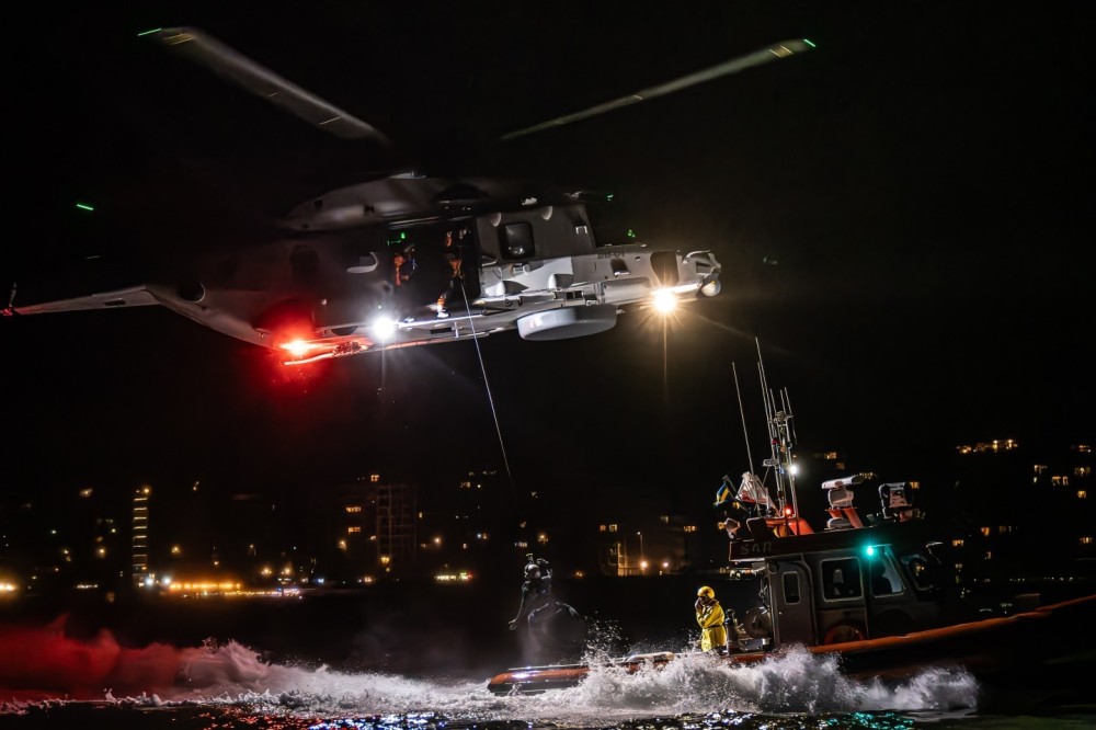 Belgian Air Force 40th Squadron Search & Rescue NH90
night ops
hoist training with SAR Vessel Brandaris @ north sea