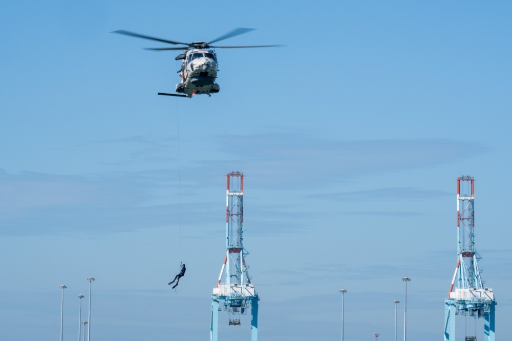 Belgian Air Force 40th Squadron Search & Rescue NH90
Training @ Belgian Navy Station
hoist training with diver