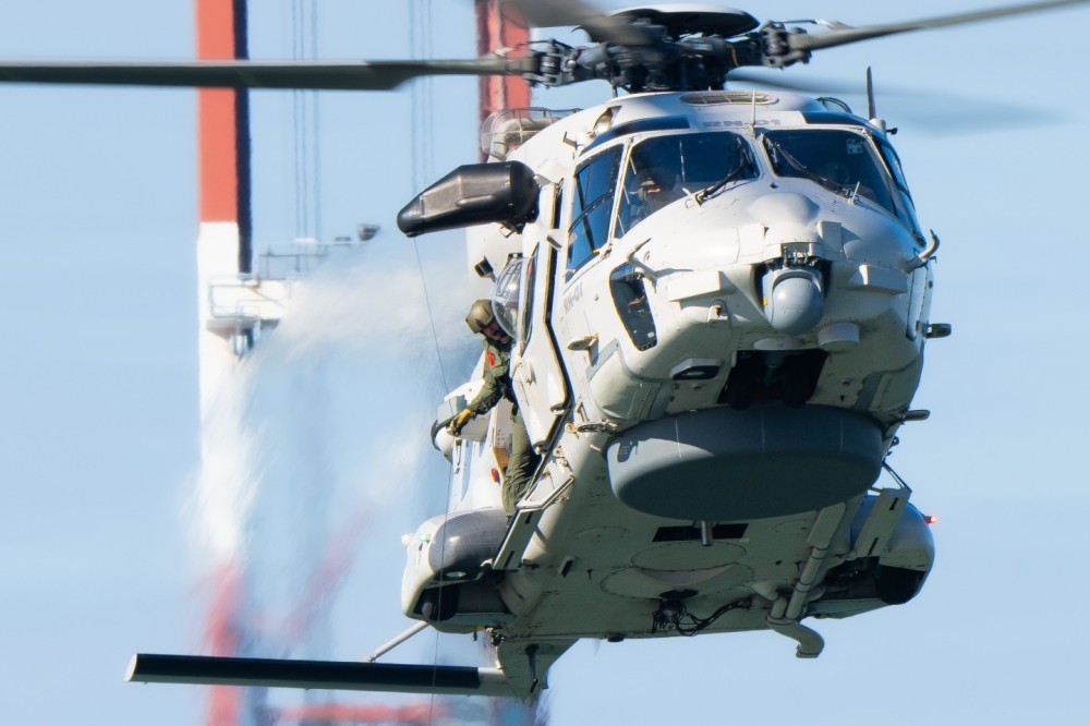 Belgian Air Force 40th Squadron Search & Rescue NH90
Training @ Belgian Navy Station
hoist training with Cabin / Hoist operator in frame