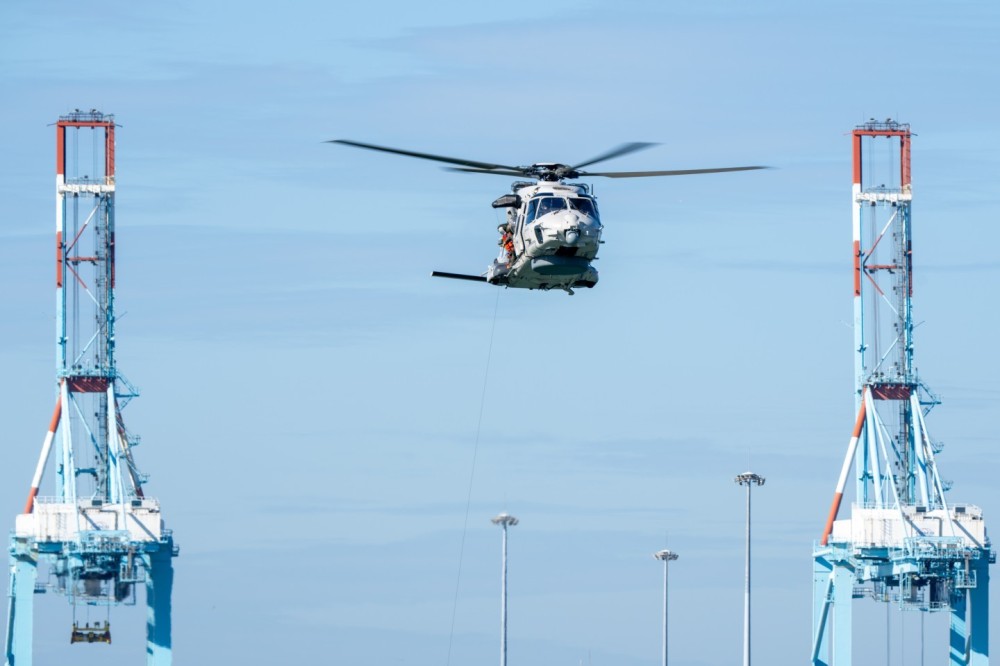 Belgian Air Force 40th Squadron Search & Rescue NH90
Training @ Belgian Navy Station
hoist training with diver