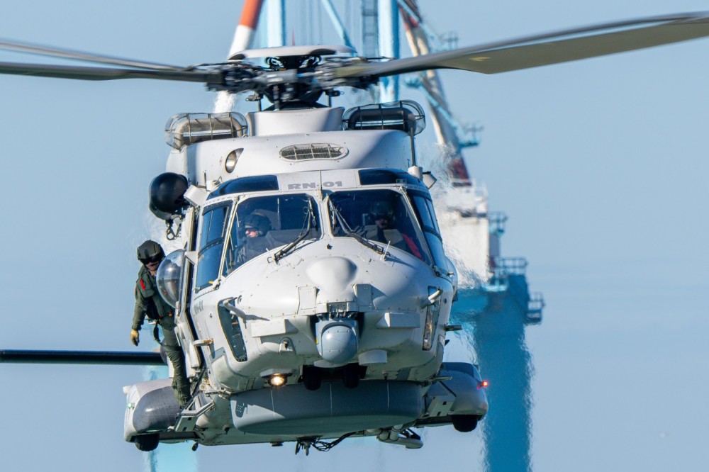 Belgian Air Force 40th Squadron Search & Rescue NH90
Training @ Belgian Navy Station
hoist training with diver
Cabin / hoisting operator & pilots in frame