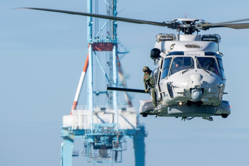 Belgian Air Force 40th Squadron Search & Rescue NH90
Training @ Belgian Navy Station
hoist training with diver