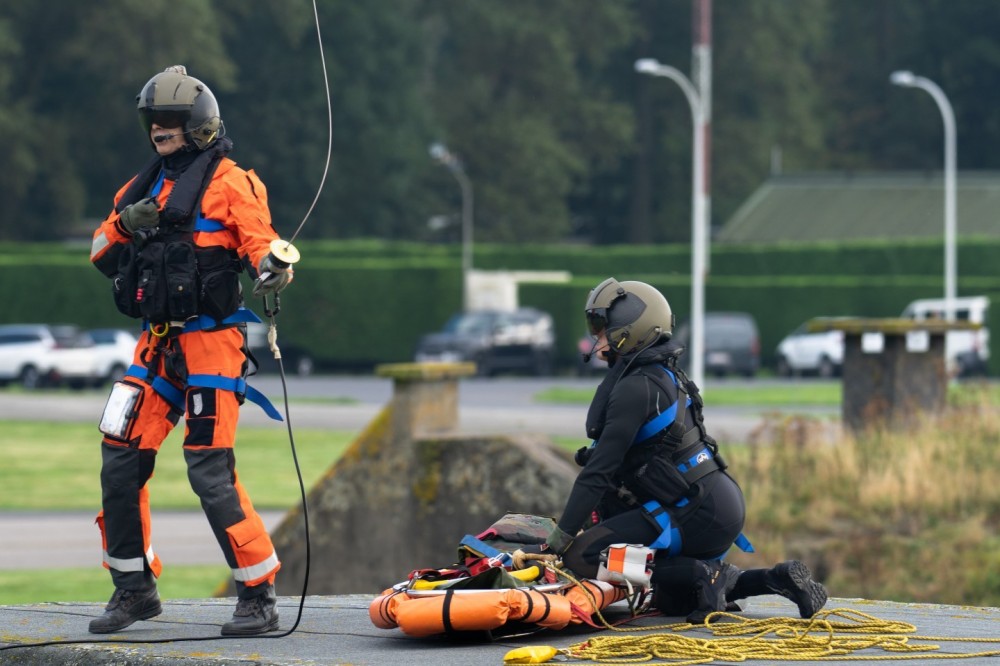 Belgian Air Force 40th Squadron Search & Rescue NH90
@ home base Koksijde Belgium

training with stretcher