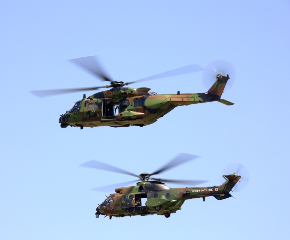 en vol de formation nh90 Avec   AS- 332M1E Cougar 
lieu tarbes