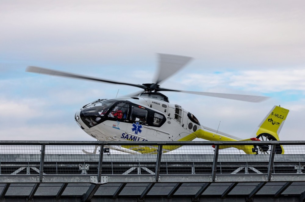 Hélisa 42 F-HLCJ en train de se pose  sur  hélisurface de roanne hélicoptère du Samu 42 / Airbus Hélicoptère H135 T3 / SAF Hélicoptères Groupe Thank you Team Helismur 42 - Helisa