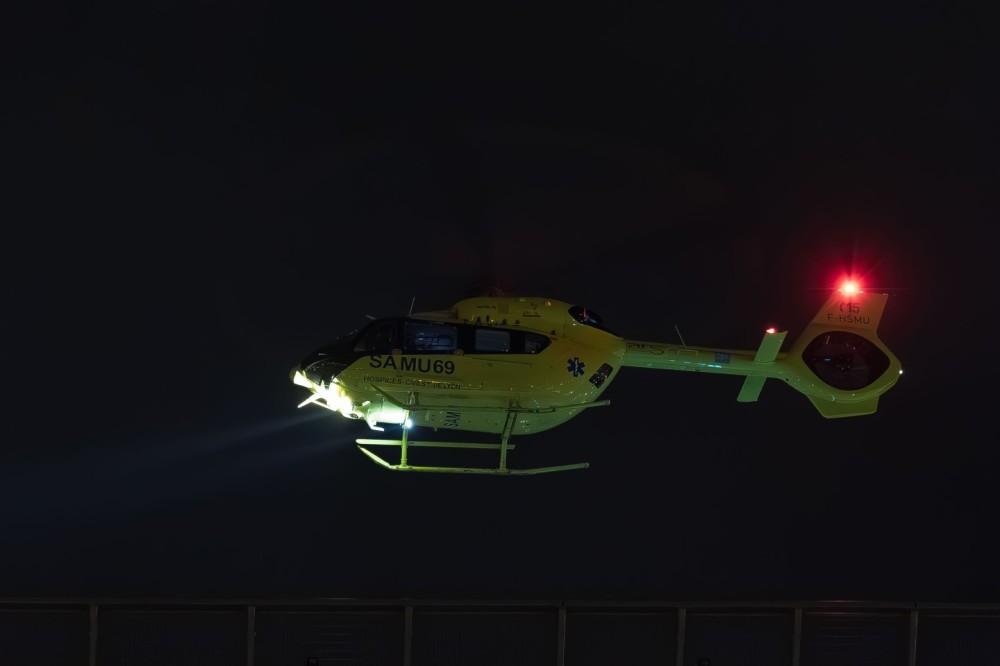 Intervention de nuit 
Service HELISMUR 69 - Mike Uniform

En provenance de de sa base de Bron Mike Uniform et a en approche de hélisurface de Roanne Hélicoptère H145 F-HSMU
Samu 69 : Airbus hélicoptère SAF Hélicoptères