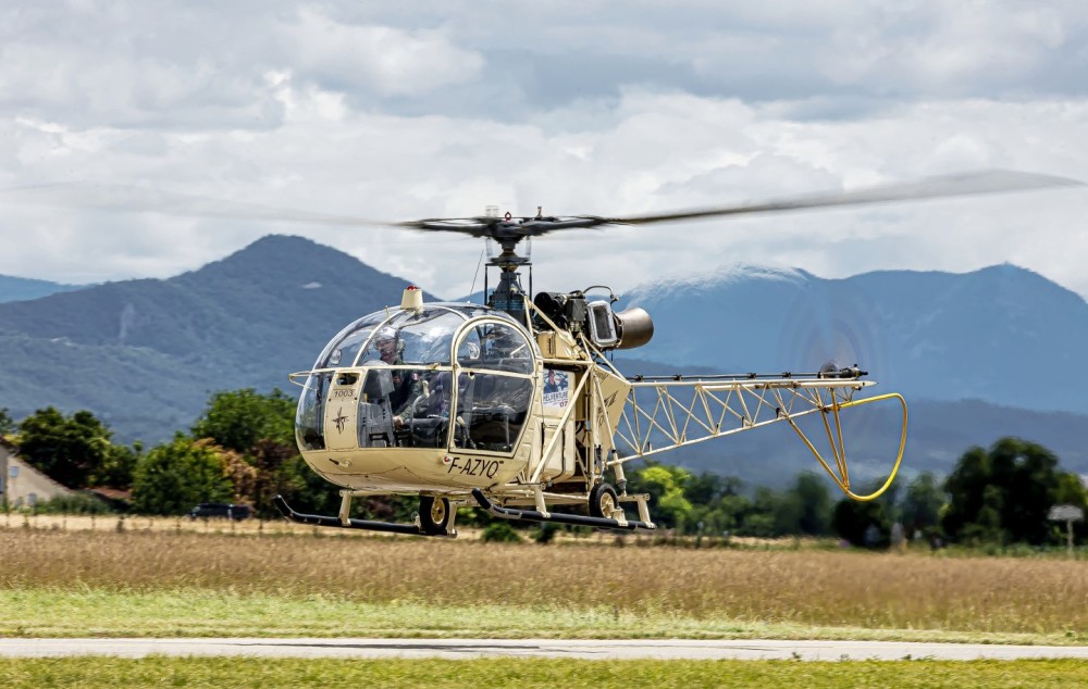 Aerotorshow valence
hélicoptère Alouette II 1003/ F -AZYQ ( Les pales anciennes )