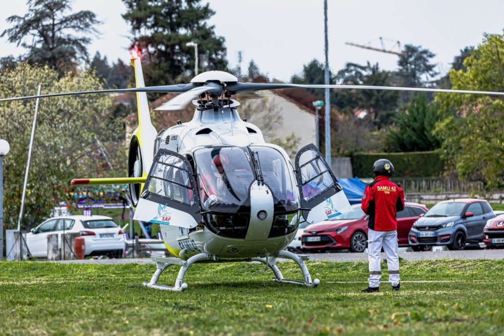 UN  équipage hélisa 42  avec son  pilote et son TCM en préparatif de décollage de 
 la Clinique du Renaison  (france )


hélicoptère du Samu 42 / Airbus Hélicoptère H135 T3 h F-HLCJ   / SAF Hélicoptères Groupe