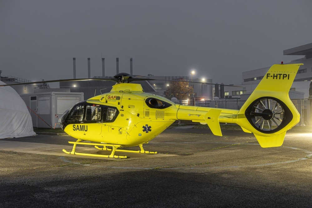 Quand le brouillard tombe et s installe pour la nuit sur la dz 
Hélicoptère  SPARE   du  Samu 42 /   Airbus hélicoptères EC135  / F-HTPI    
Thank you Team Helismur 42 - Helisa