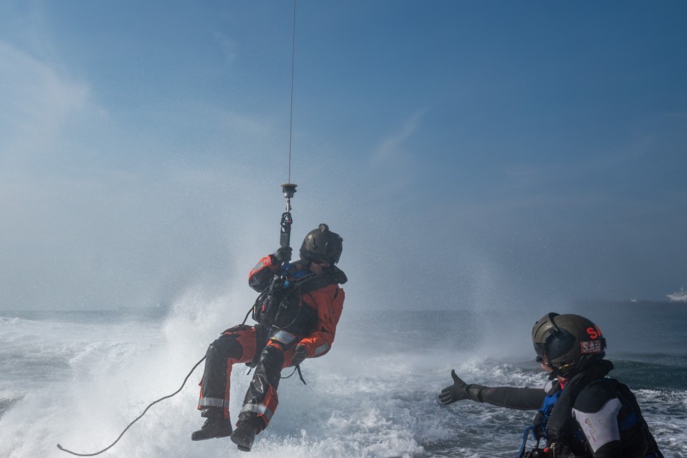 BELGIAN AIR FORCE
40th Squadron Heli Search&Rescue
Airbus Helicopters NH90

SAR medic & diver hoisting exercise @ North Sea with SAR Vessel Brandaris