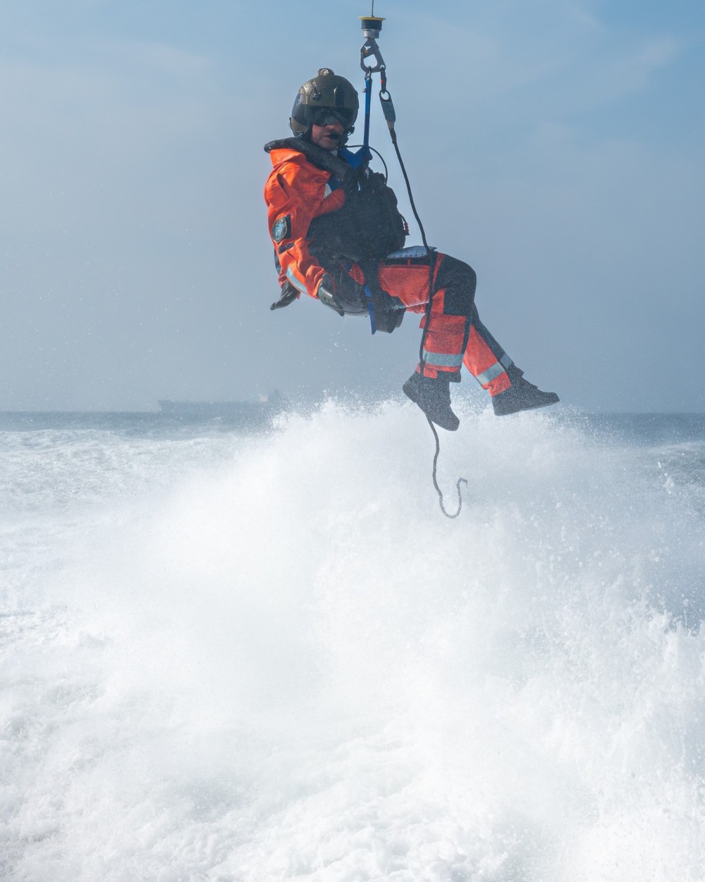 BELGIAN AIR FORCE
40th Squadron Heli Search&Rescue
Airbus Helicopters NH90

SAR paramedic 
hoisting exercise @ North Sea with SAR Vessel Brandaris