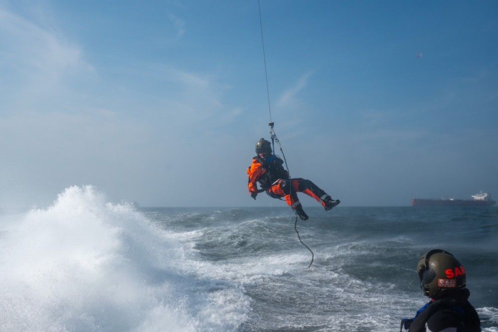 BELGIAN AIR FORCE
40th Squadron Heli Search&Rescue
Airbus Helicopters NH90

SAR paramedic 
hoisting exercise @ North Sea with SAR Vessel Brandaris