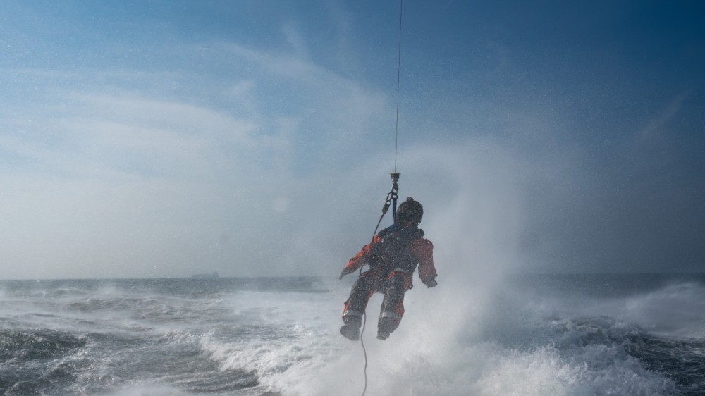 BELGIAN AIR FORCE
40th Squadron Heli Search&Rescue
Airbus Helicopters NH90

SAR paramedic 
hoisting exercise @ North Sea with SAR Vessel Brandaris