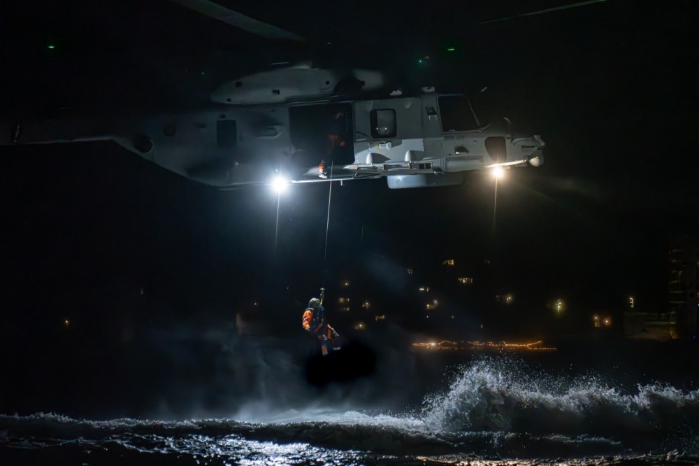 BELGIAN AIR FORCE
40th Squadron Heli Search&Rescue
Airbus Helicopters NH90

SAR paramedic 
hoisting exercise @ North Sea with SAR Vessel Brandaris