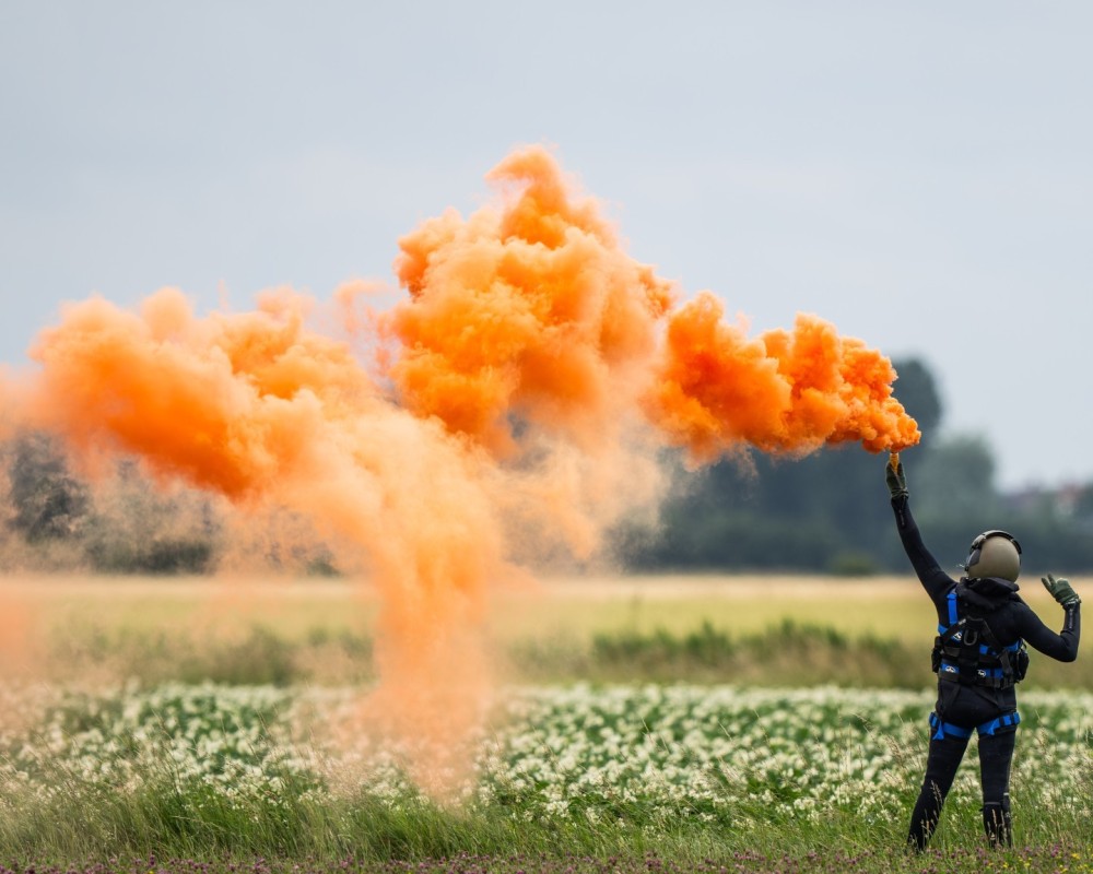 Belgian Air Force
40th Squadron Heli
Search&Rescue

SAR DIVER flares waiting for pickup