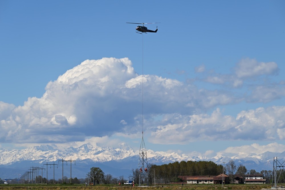 Nice spring environment for the installation of heavy pylons for a new electrical line in Sozzago, Northern Italy. HB-XXU is the B205A1 of Heli TV, Swiss company based in Lodrino Apt