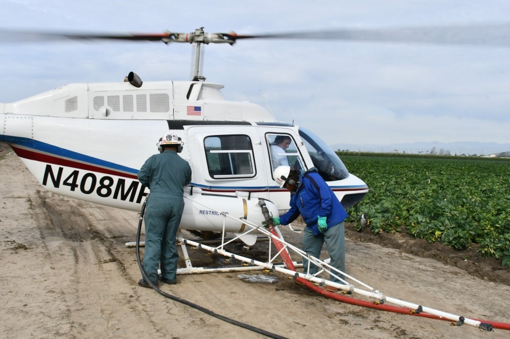 Loading liquid for spraying anticryptogram on the agricoltural fields around Camarillo, CA. B206B  of Aspen Helicopters and s/n 2397.