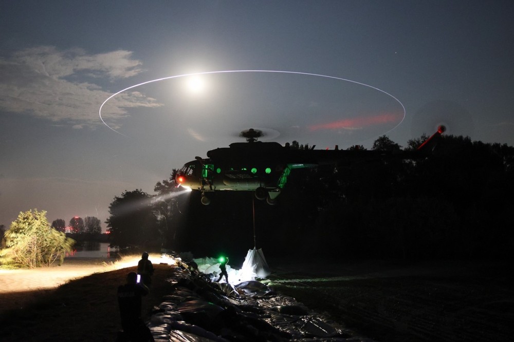 Polish Mi-17 from Special Operations Unit drops big bags to secure flood embankment near Opole, Poland. September 2024.