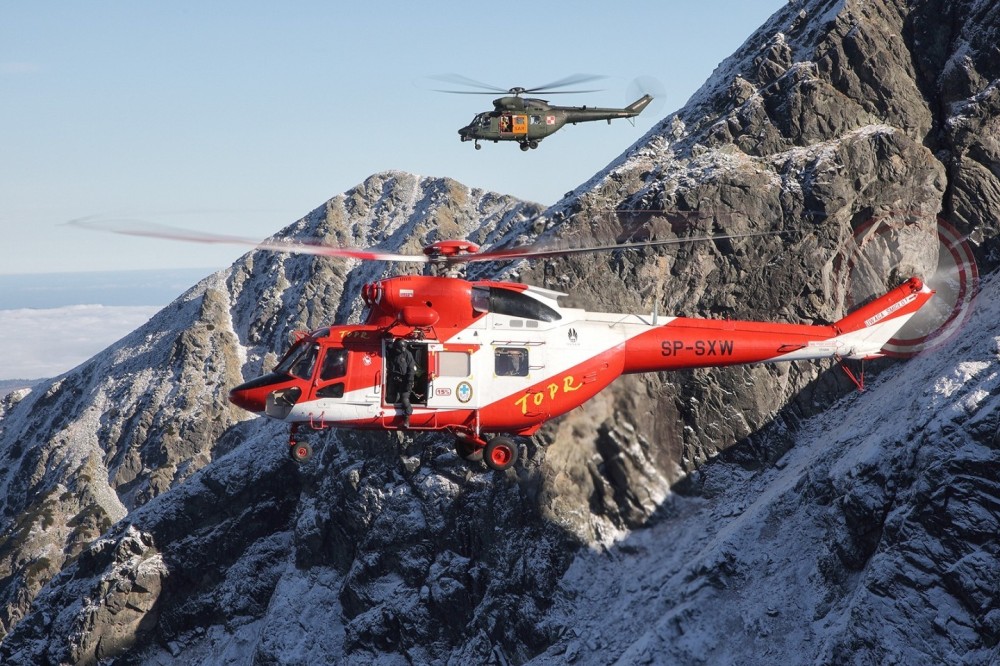 For the first time in history, a joint photo of a military SAR helicopter and a helicopter from the Tatra Mountain Rescue Service (TOPR). The Polish Air Force replaces the TOPR helicopter on duty every year in November.