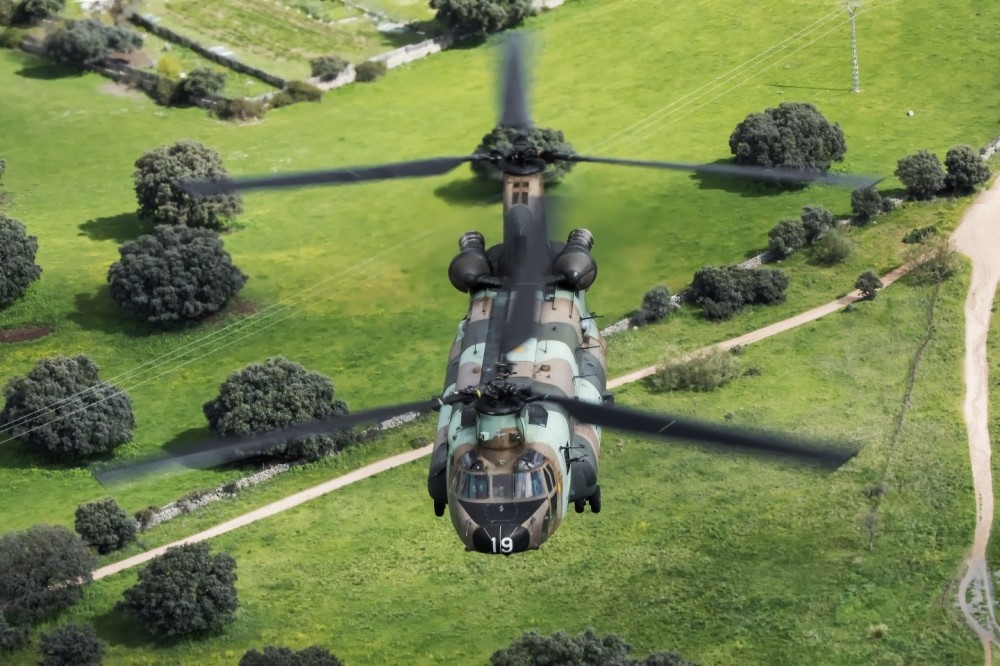 On April 1, the last flight of the CH-47D of the Spanish Army took place, after 33 years of service. This last flight was made by the ET-419 with which I did a photo session to remember the moment.