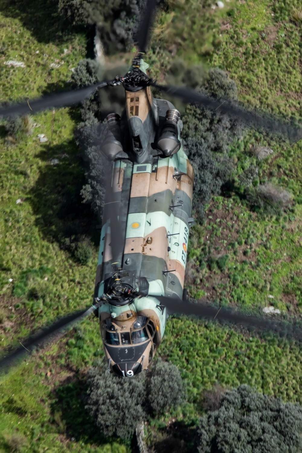 On April 1, the last flight of the CH-47D of the Spanish Army took place, after 33 years of service. This last flight was made by the ET-419 with which I did a photo session to remember the moment.