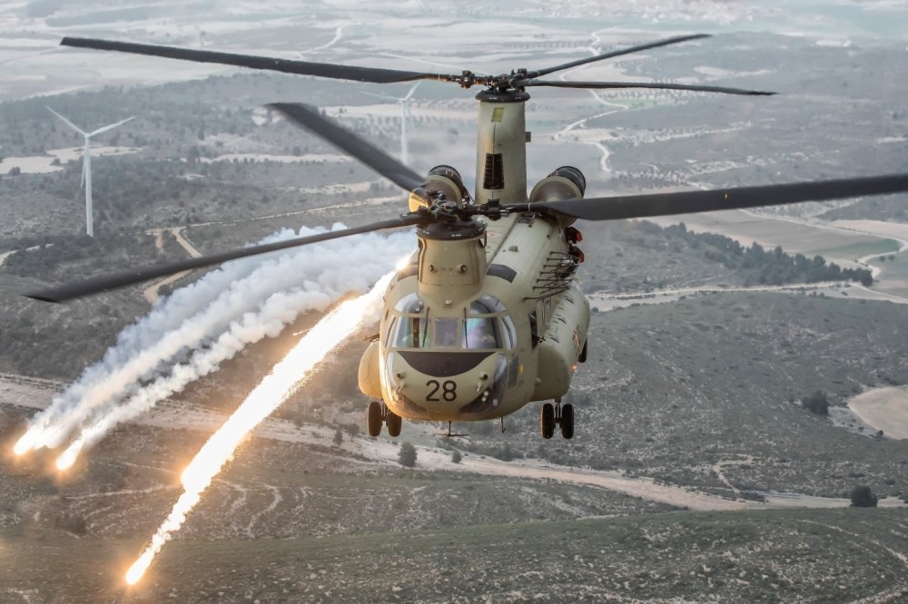 Before taking off in Iraq, the Transport Helicopter Battalion V of the Spanish Army Aviation carried out preparatory maneuvers during the month of March, which included Electronic Warfare exercises and dispensing countermeasures.