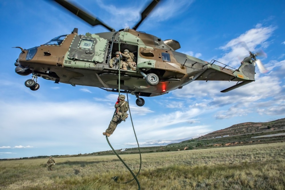 Training of the students of the Special Operations Course of the Spanish Army, with NH90 "Sarrio" helicopters of the III Maneuver Helicopter Battalion of the Army Aviation.