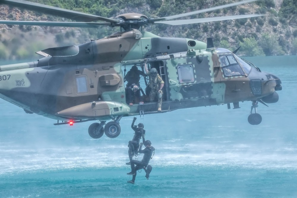 The joint work of the Special Operations Units of the Spanish Army and the helicopter units of the Army Aviation is constant. Helocas maneuvers with NH-90 "Sarrio"