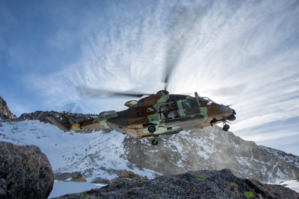 Mountain and high mountain flight training in the Pyrenees of the III Maneuver Helicopter Battalion (BHELMA III) of the Spanish Army Aviation with its NH-90 "Sarrio".