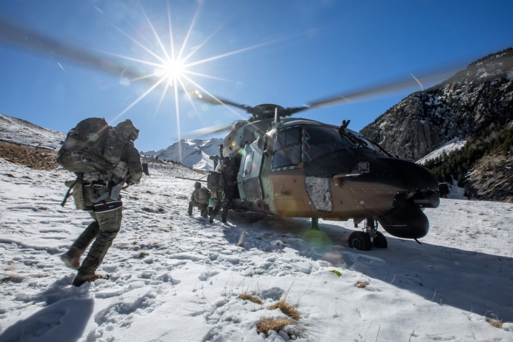 The Mountain Operational Teams of the Army's Special Operations Command work intensively with the Army Aviation helicopters to carry out mobility in the mountains and high mountains.