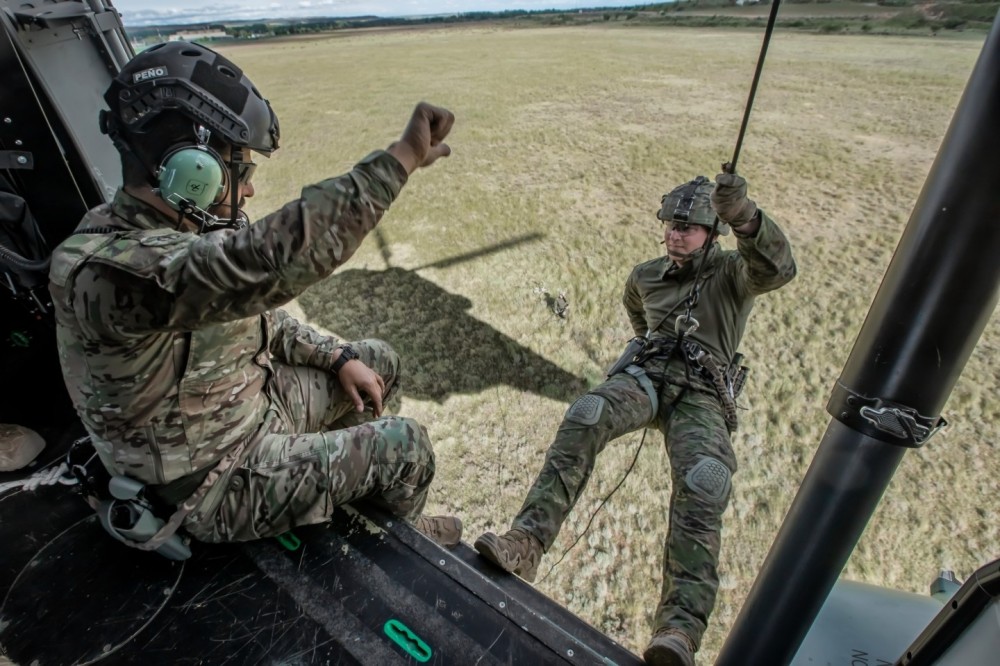 A student of the Special Operations Course (COE) of the Spanish Army  at the time of starting a rappel from an NH-90 "Sarrio" of the Army Aviation (AVIET)