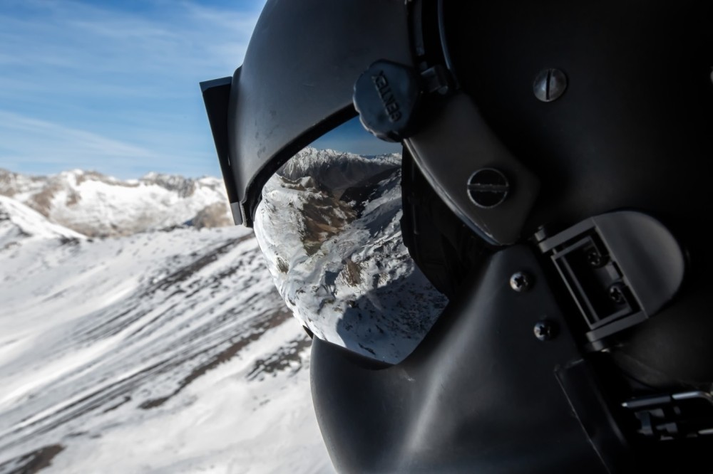 Cabin crew are a fundamental part of the crew. They put their sights where the pilots cannot see.
Crew member of an NH-90 of the Spanish Army Aviation